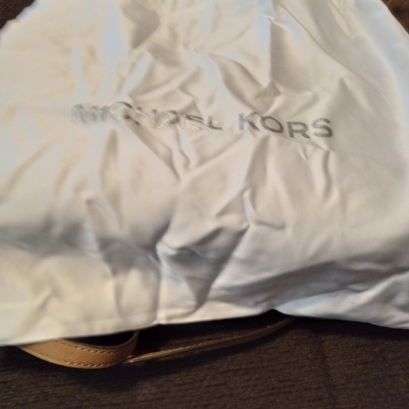 NWT MICHAEL KORS SATCHEL CROSSBODY.... GORGEOUS AND ROOMY - Picture 8 of 8